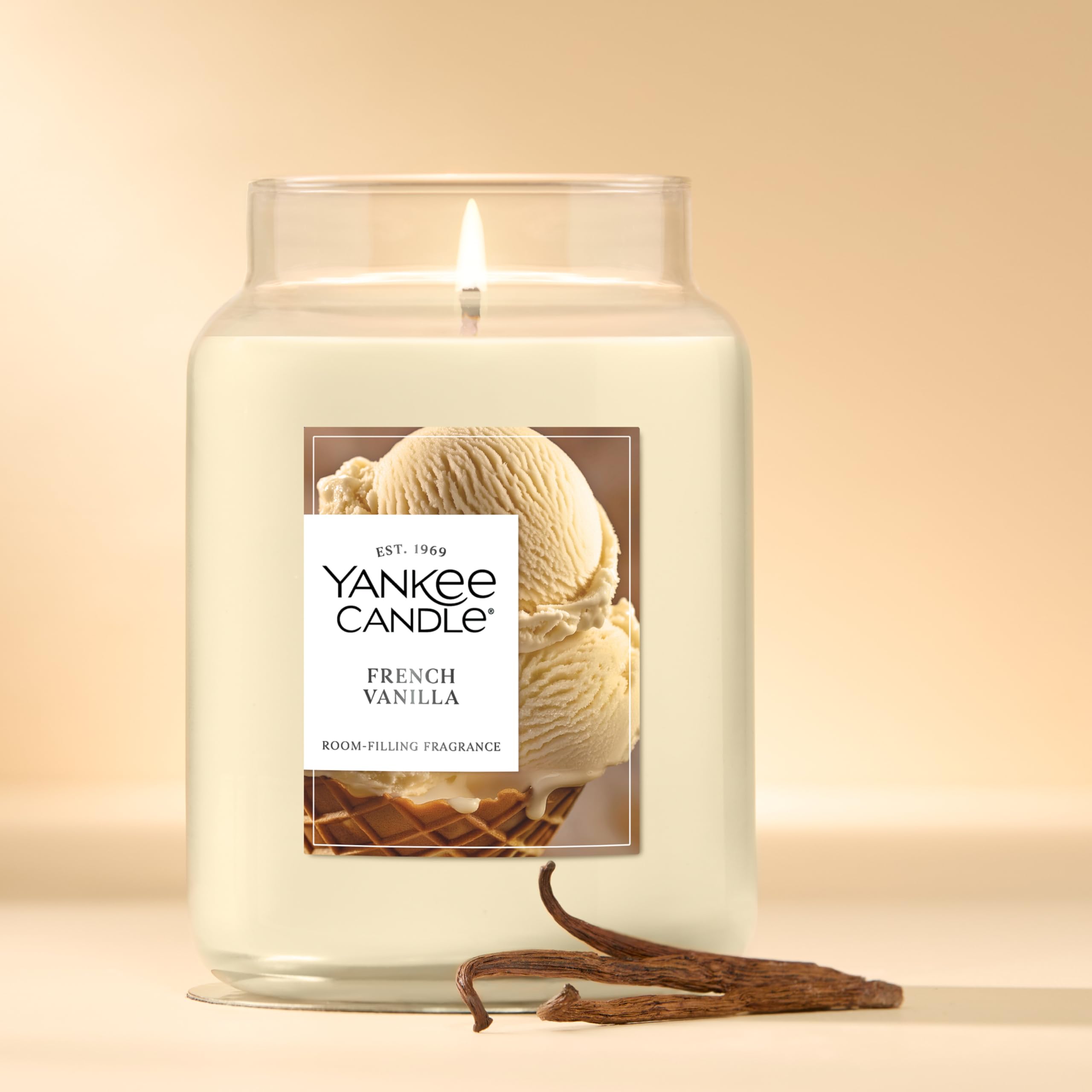 Yankee Candle vela encendida creando ambiente cálido y estable