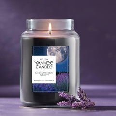 Yankee Candle vela encendida en salón creando ambiente acogedor