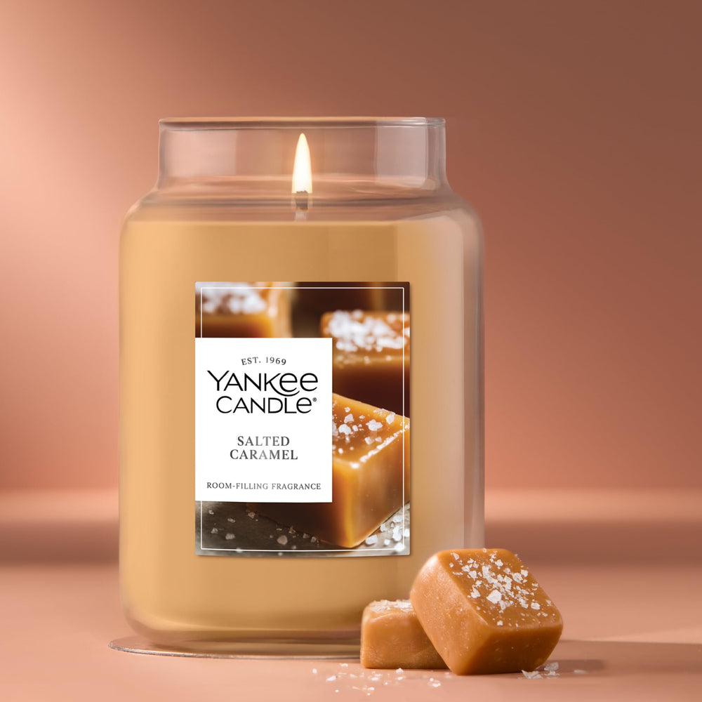 Yankee Candle vela encendida Salted Caramel creando ambiente cálido