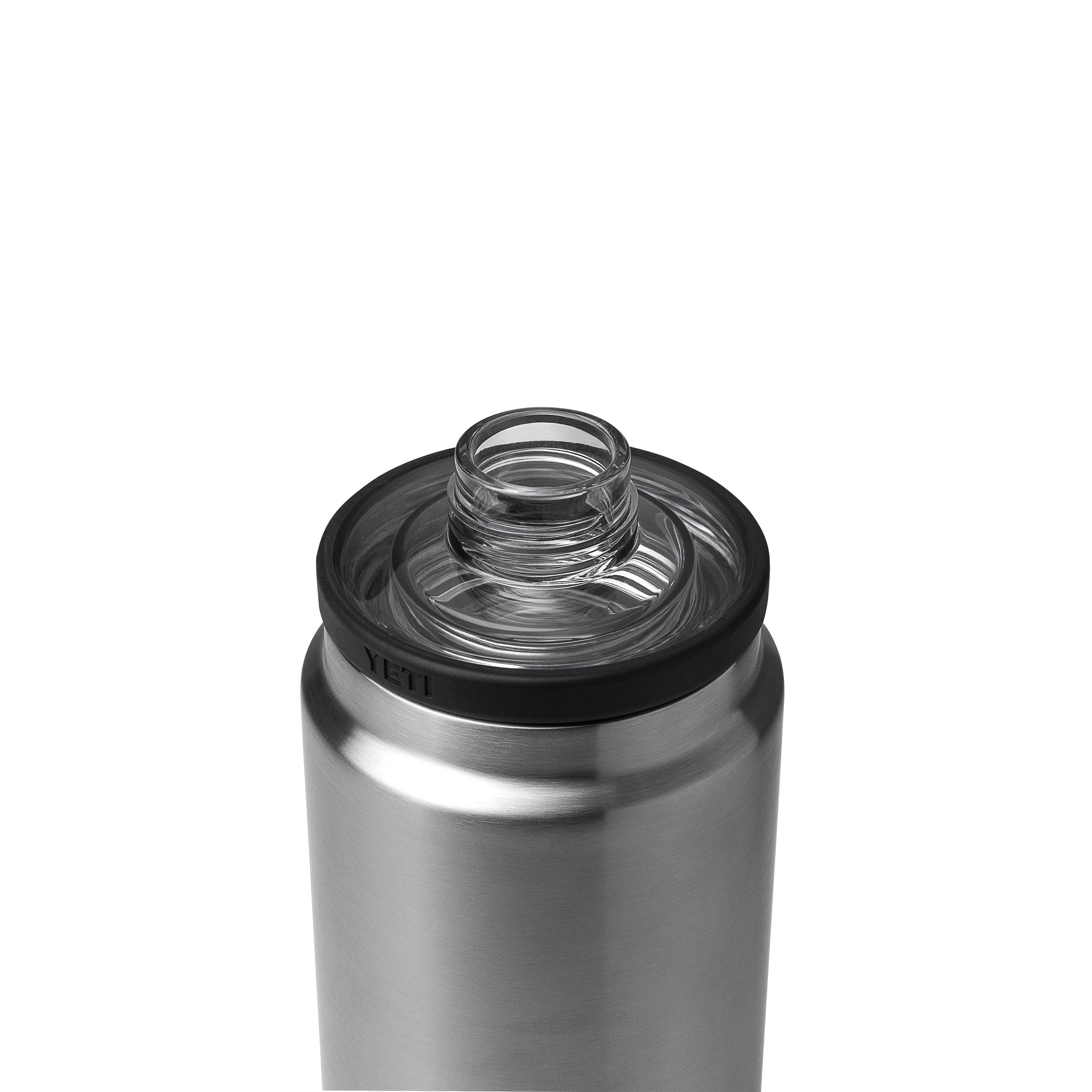 YETI Chug Cap montada en botella Rambler mostrando uso cómodo