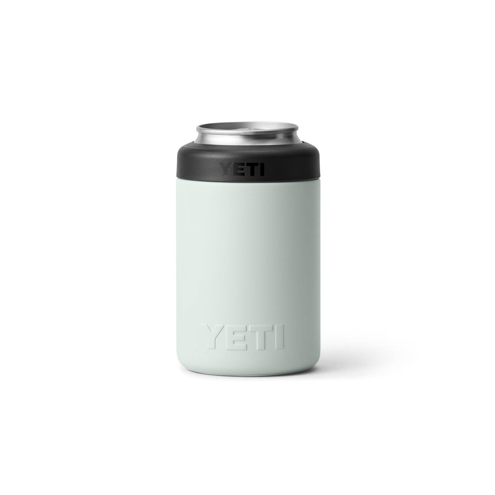 YETI Colster junto a una lata de 12 oz para comparar tamaño real y ajuste