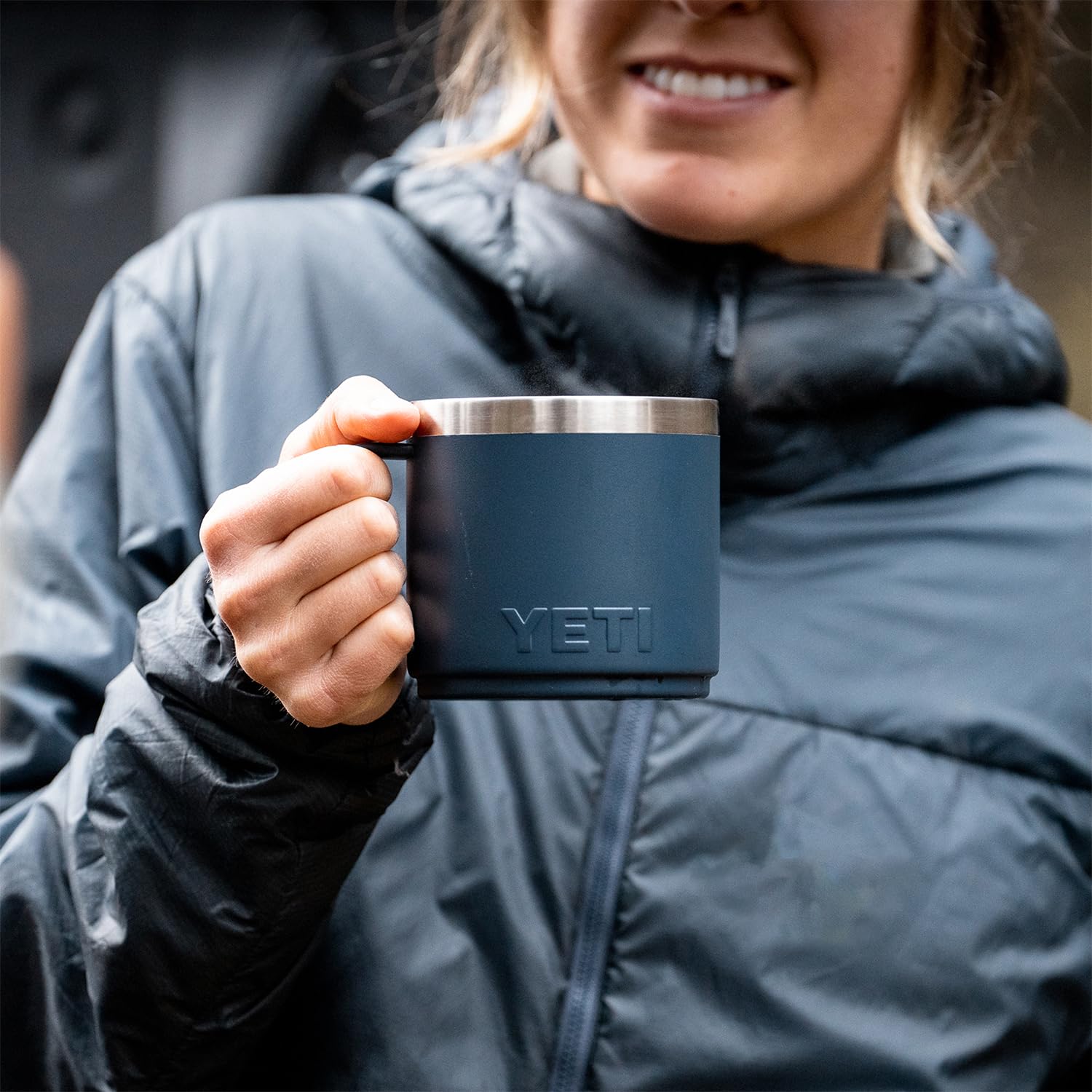 YETI Rambler comparación de tamaño en manos mostrando escala