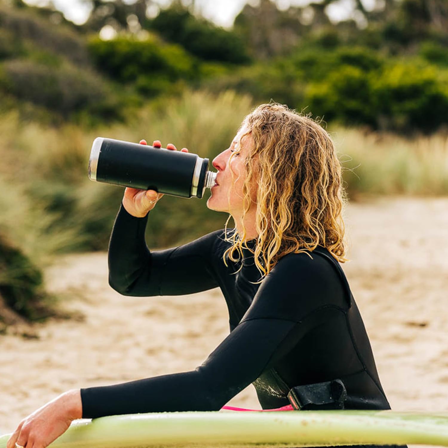 YETI Rambler sobre mesa de oficina para uso diario y estilo
