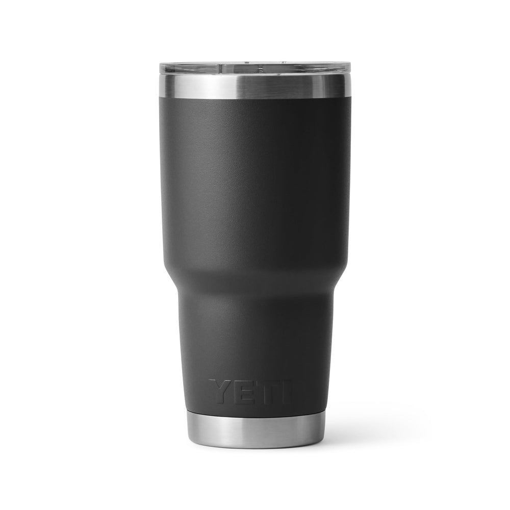 YETI Rambler colocado en portavasos de coche mostrando ajuste seguro