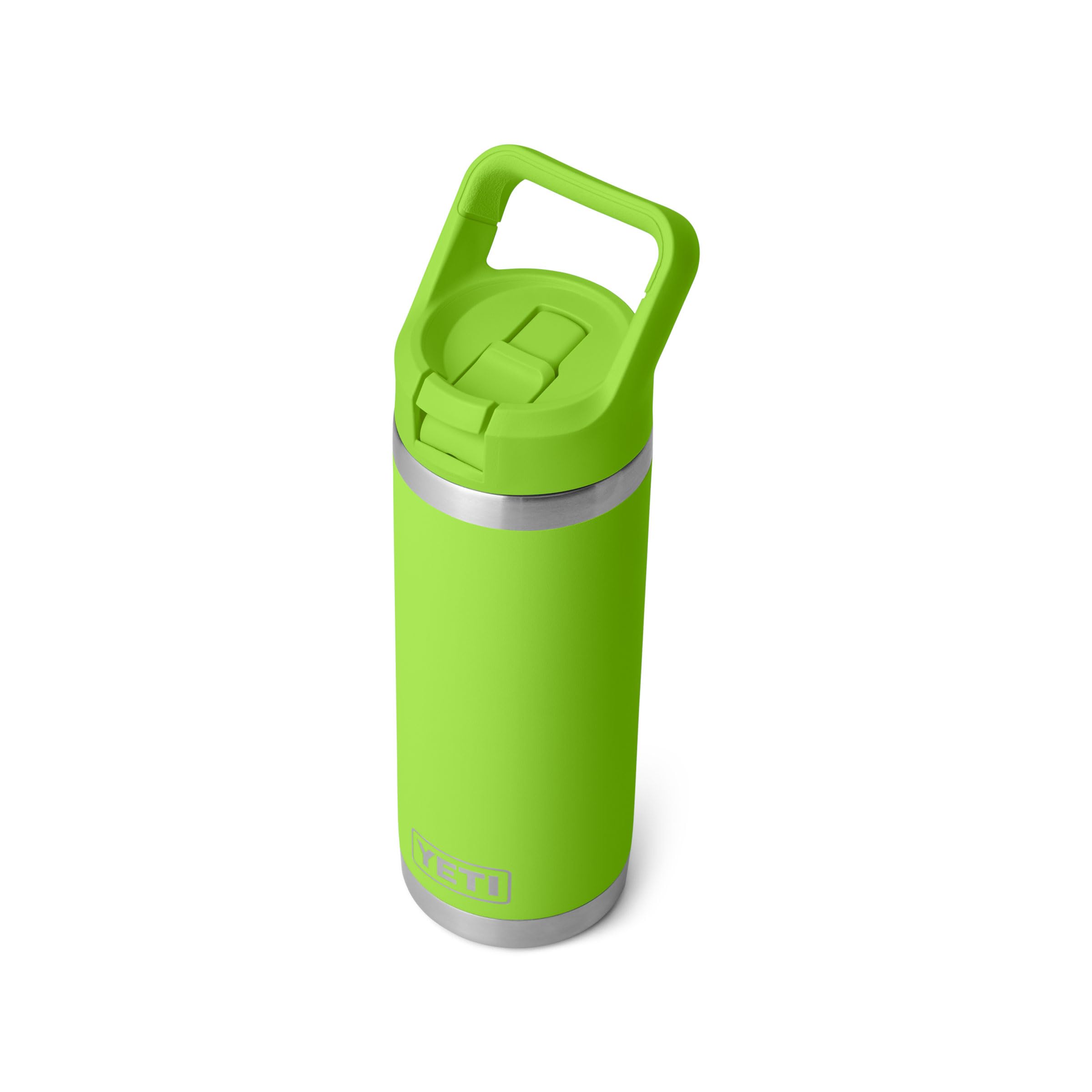 YETI Rambler en ambiente outdoor junto a mochila para estilo de vida activo