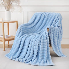 YIICKO manta frontal azul claro en sofá muestra aspecto decorativo y confort