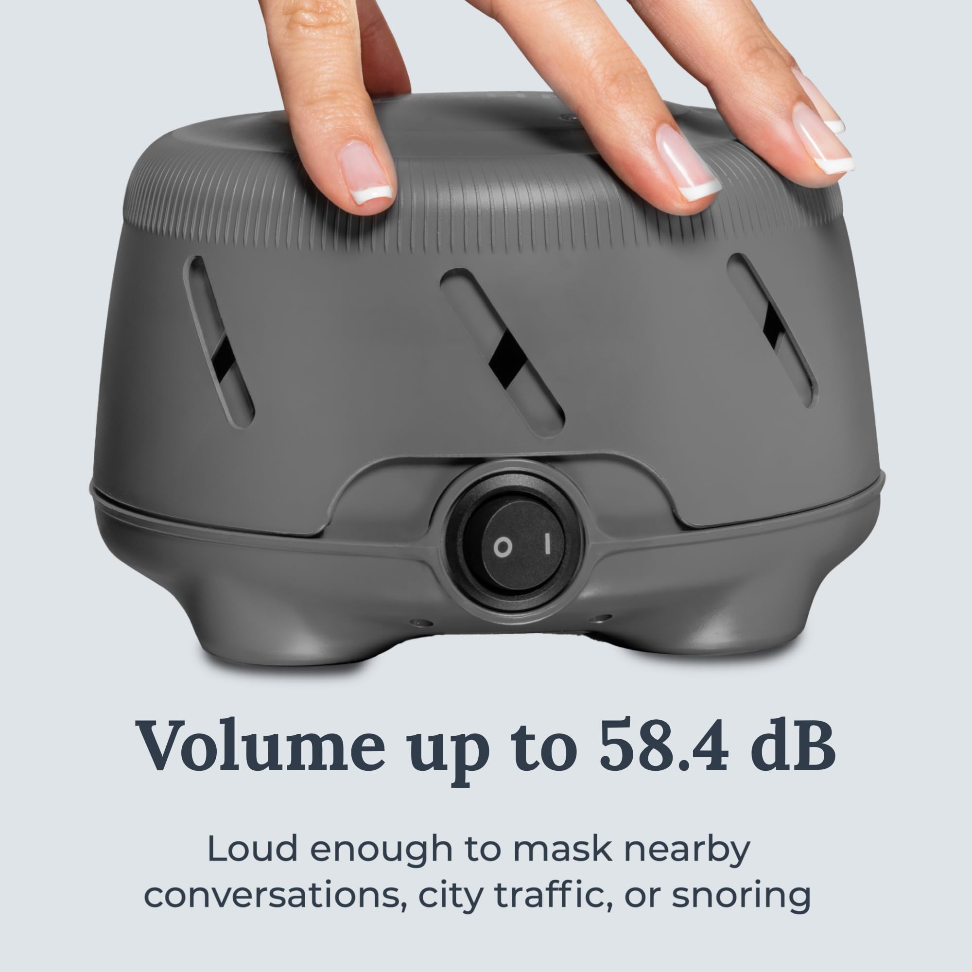 YOGASLEEP Dohm Uno junto a teléfono para comparar tamaño y facilidad de transporte