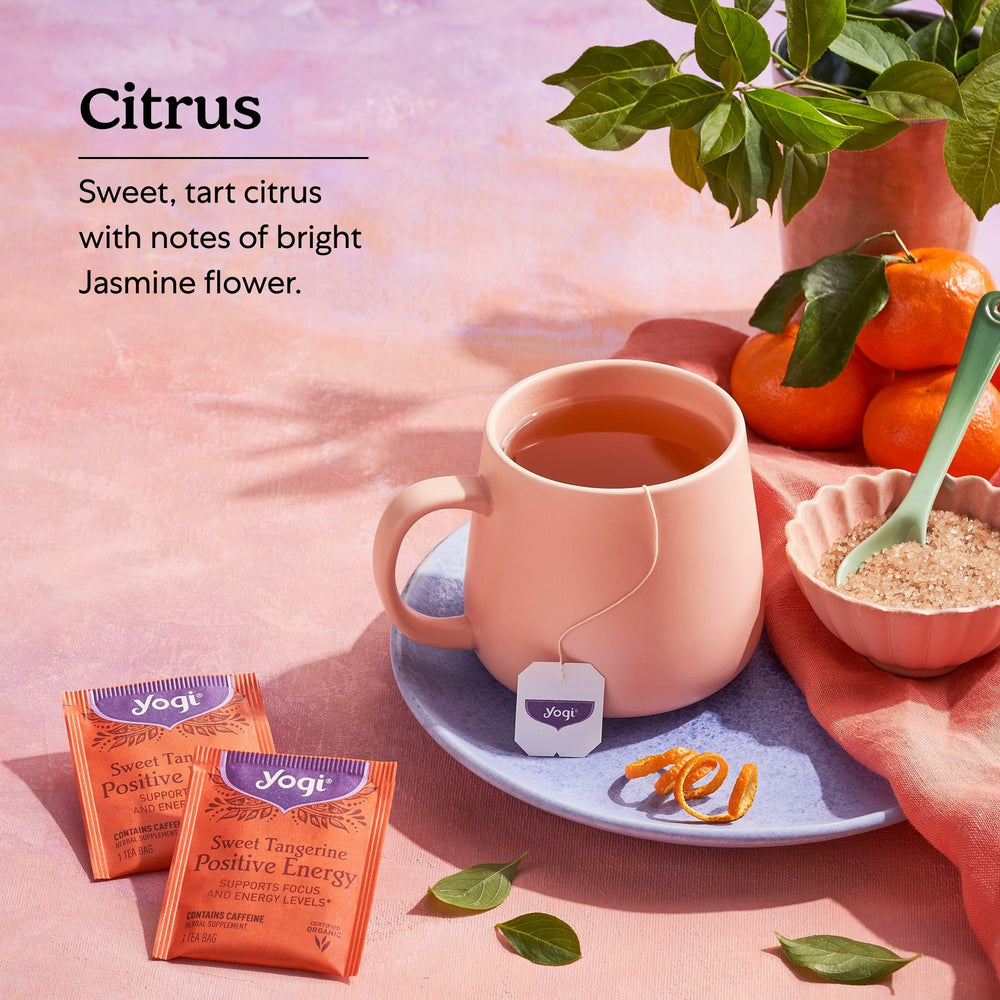 Yogi taza preparada en entorno matutino transmitiendo energía suave