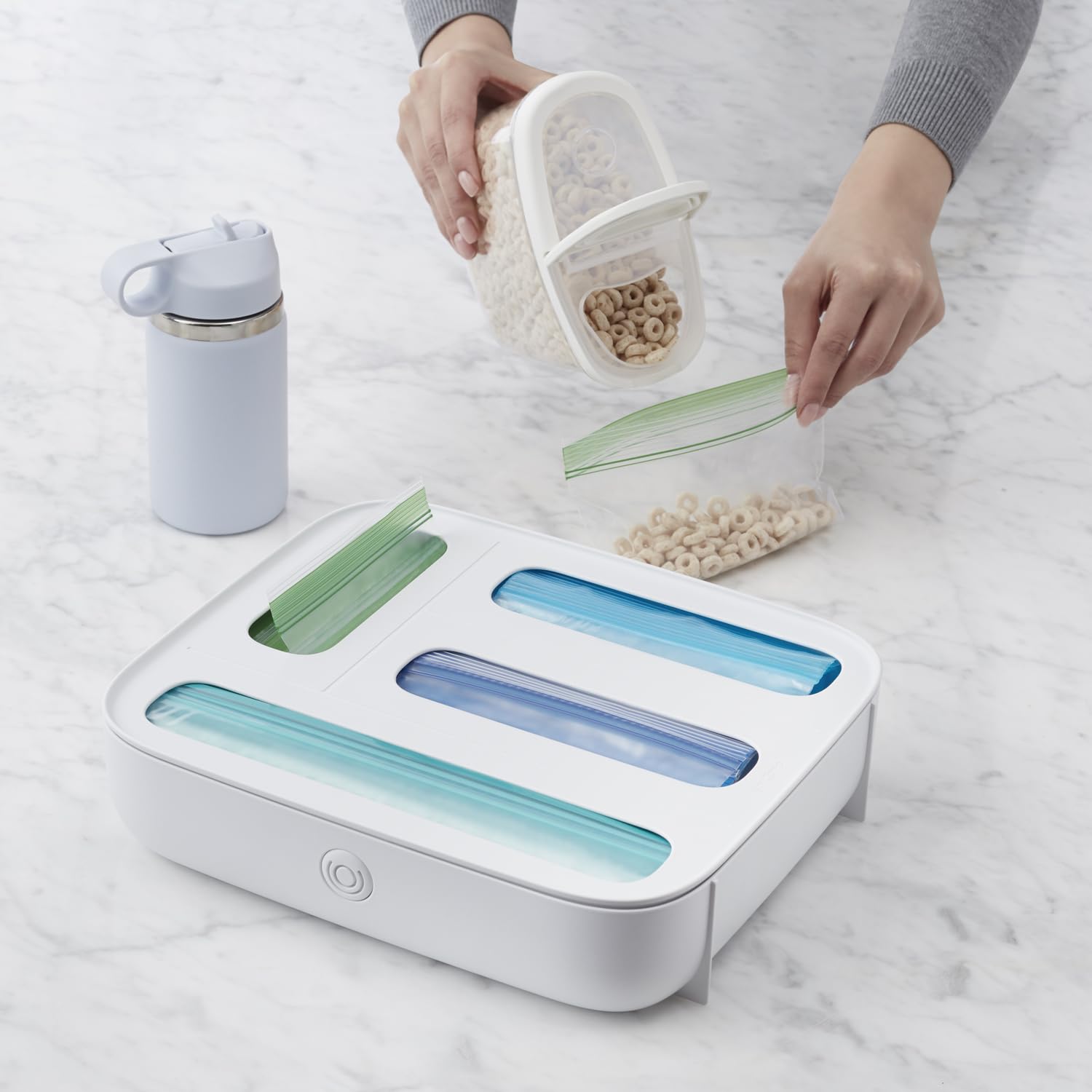 YouCopia StoraBag comparación de tamaño junto a una caja, diseño compacto para cajones