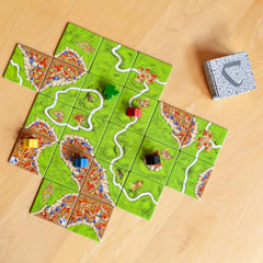 Z-Man Games mesa con partida en curso destacando interacción y ritmo de 35 minutos
