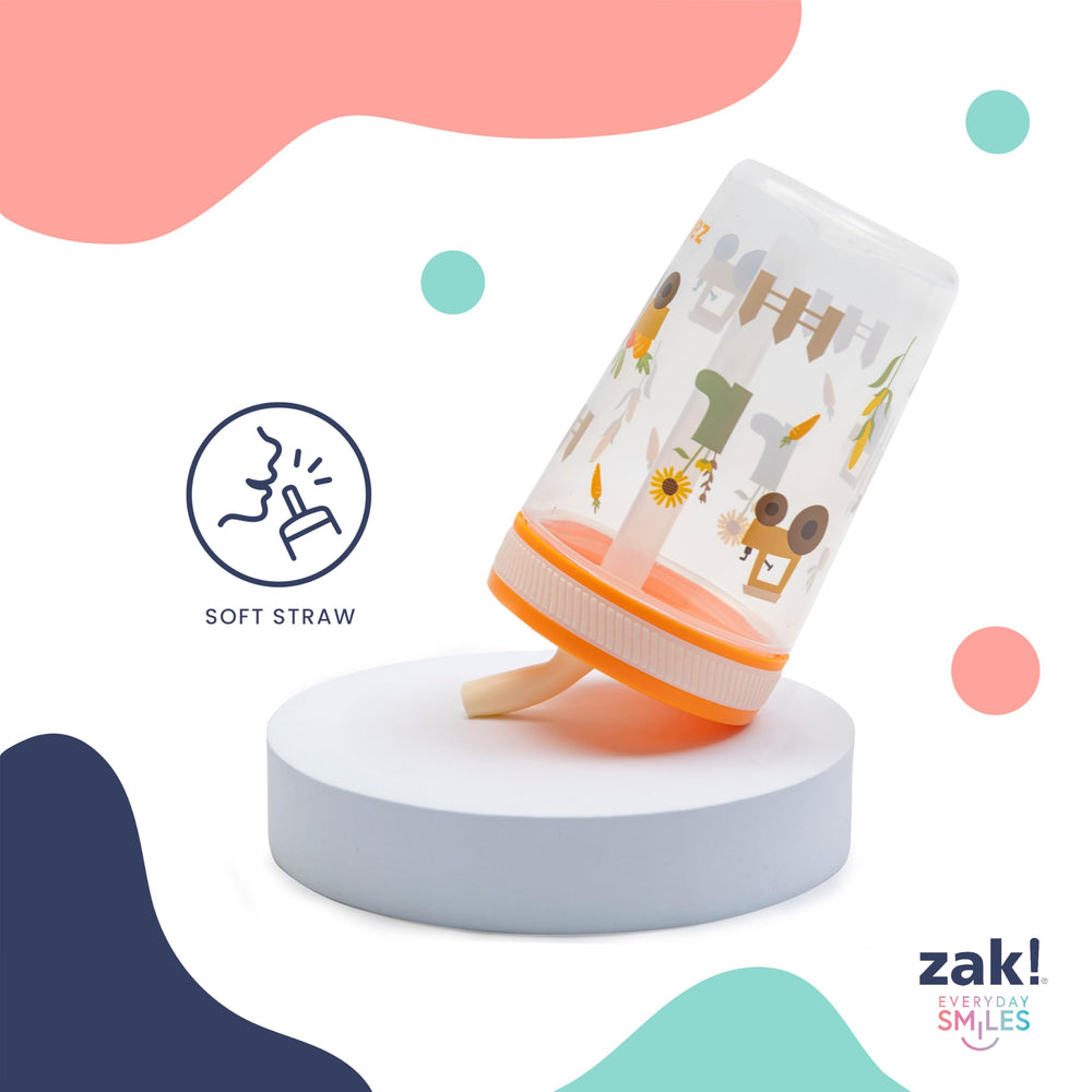 Zak Designs vaso en mano para comparar tamaño, ideal para manos pequeñas