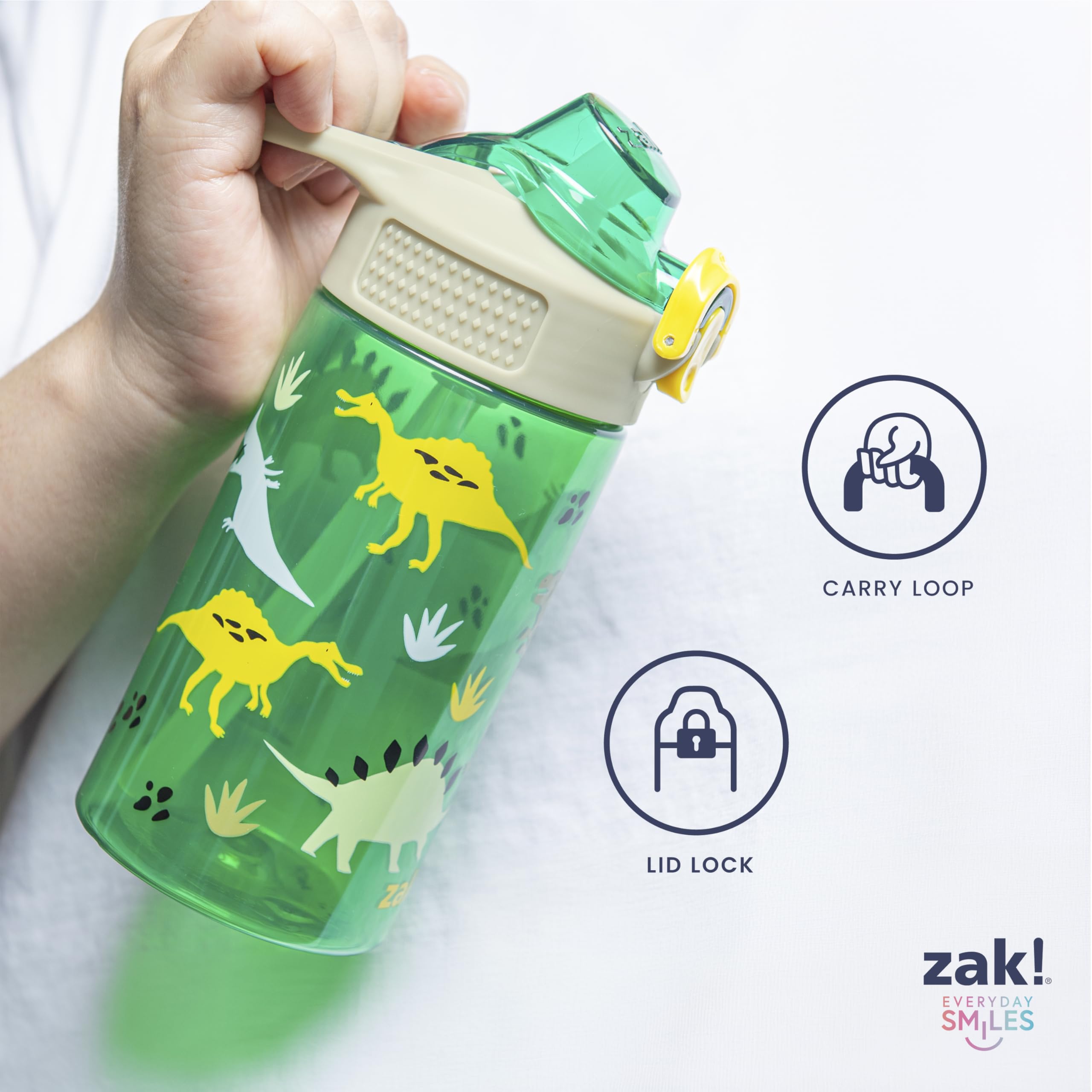 Zak Designs botella junto a una taza para mostrar su tamaño compacto