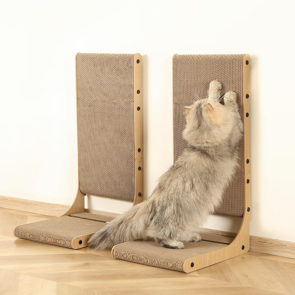 Zakkart rascador colocado junto al sofá protegiendo muebles del gato