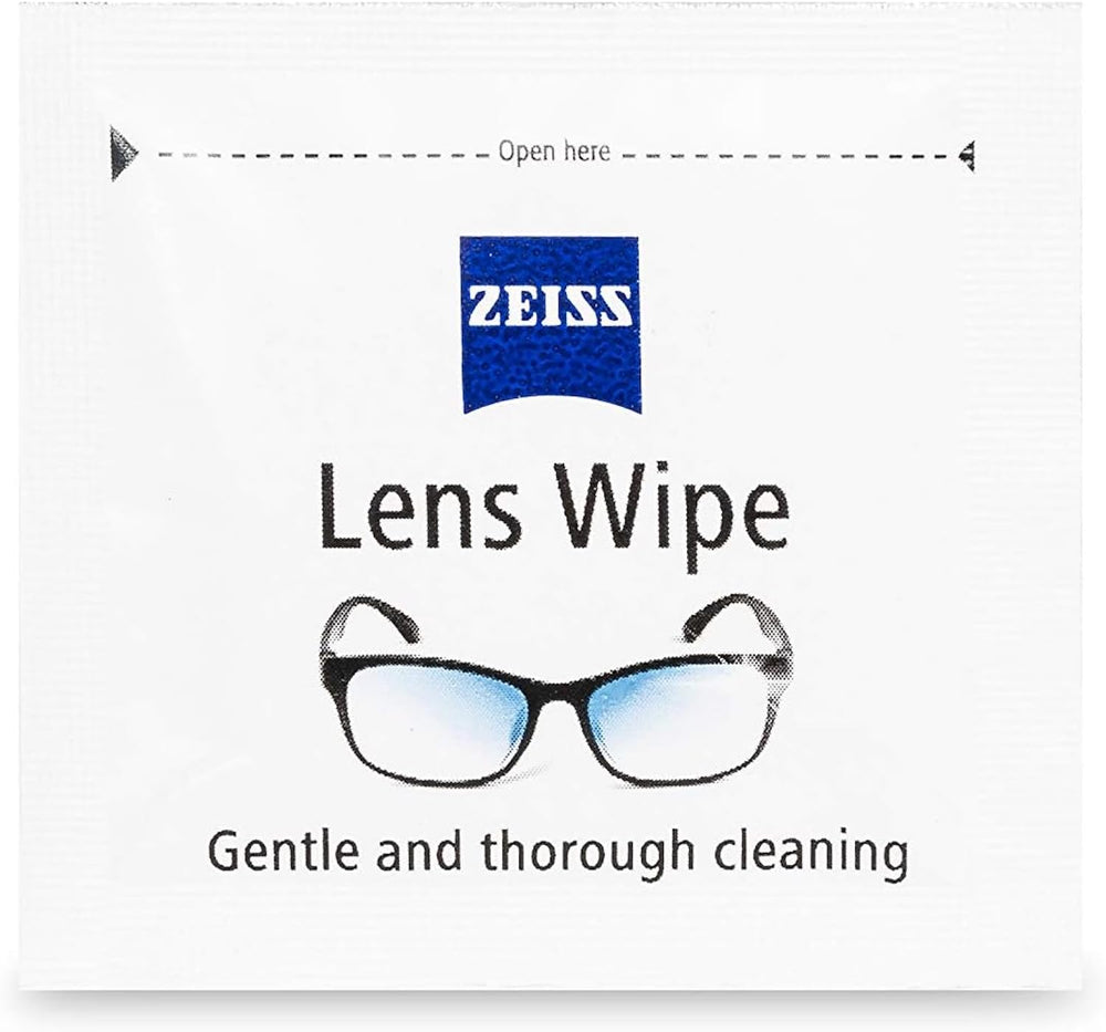 ZEISS persona limpiando gafas con toallita, beneficio: limpieza rápida sin rayas
