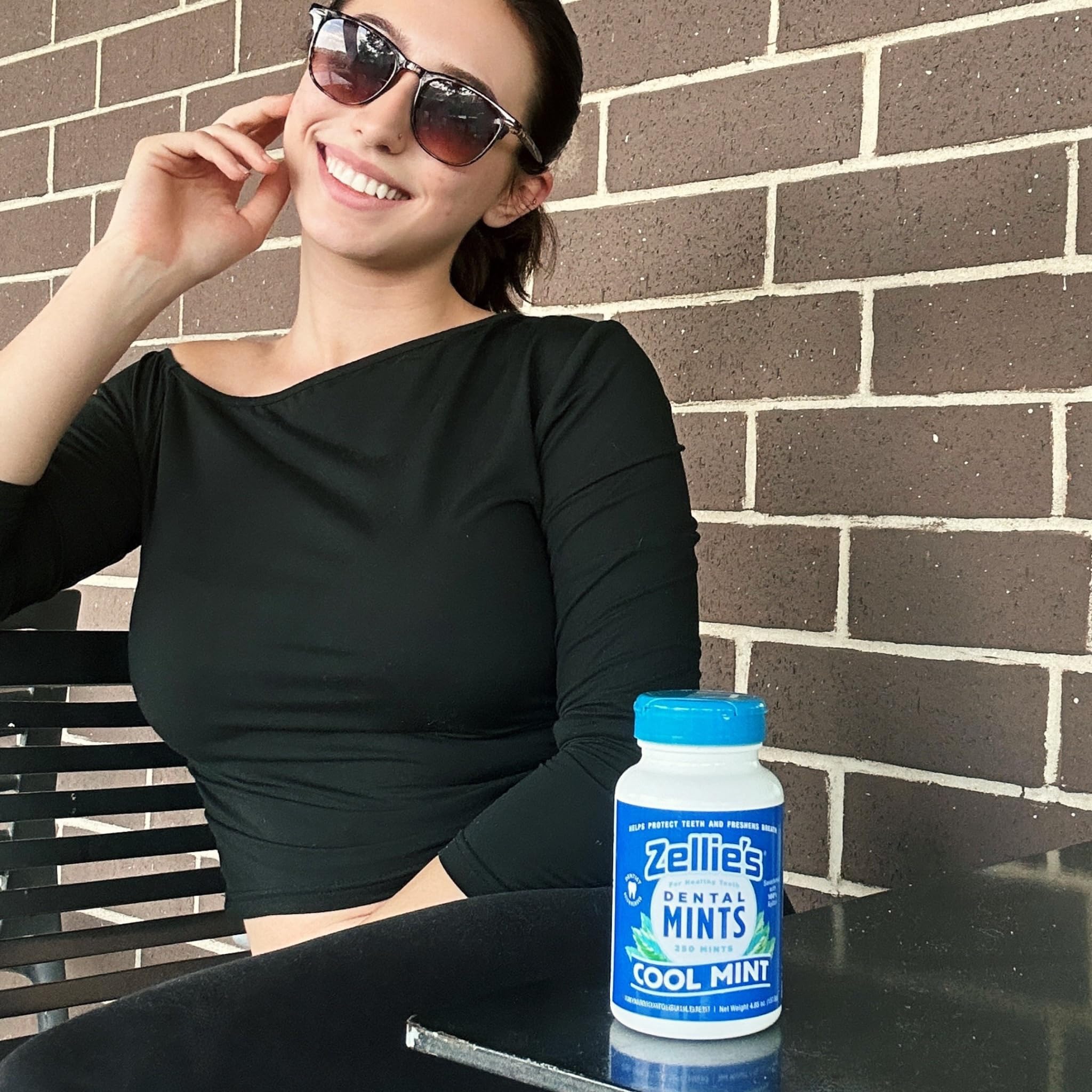 Zellie's mints en uso después de comer, refresca el aliento rápidamente