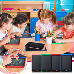 Zhehao niña usando la tableta en mano, entretenimiento portátil