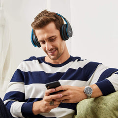 ZIHNIC auriculares plegados destacando facilidad de transporte y durabilidad