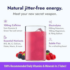 Zipfizz vertido en botella con agua fría para rehidratación rápida y sabor berry