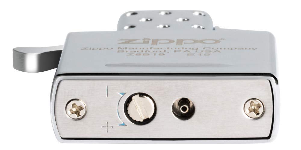 Zippo inserto 65826 comparación de tamaño con mano para referencia de escala