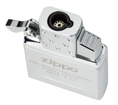 Zippo inserto 65826 frente cromado mostrando diseño y ajuste rápido