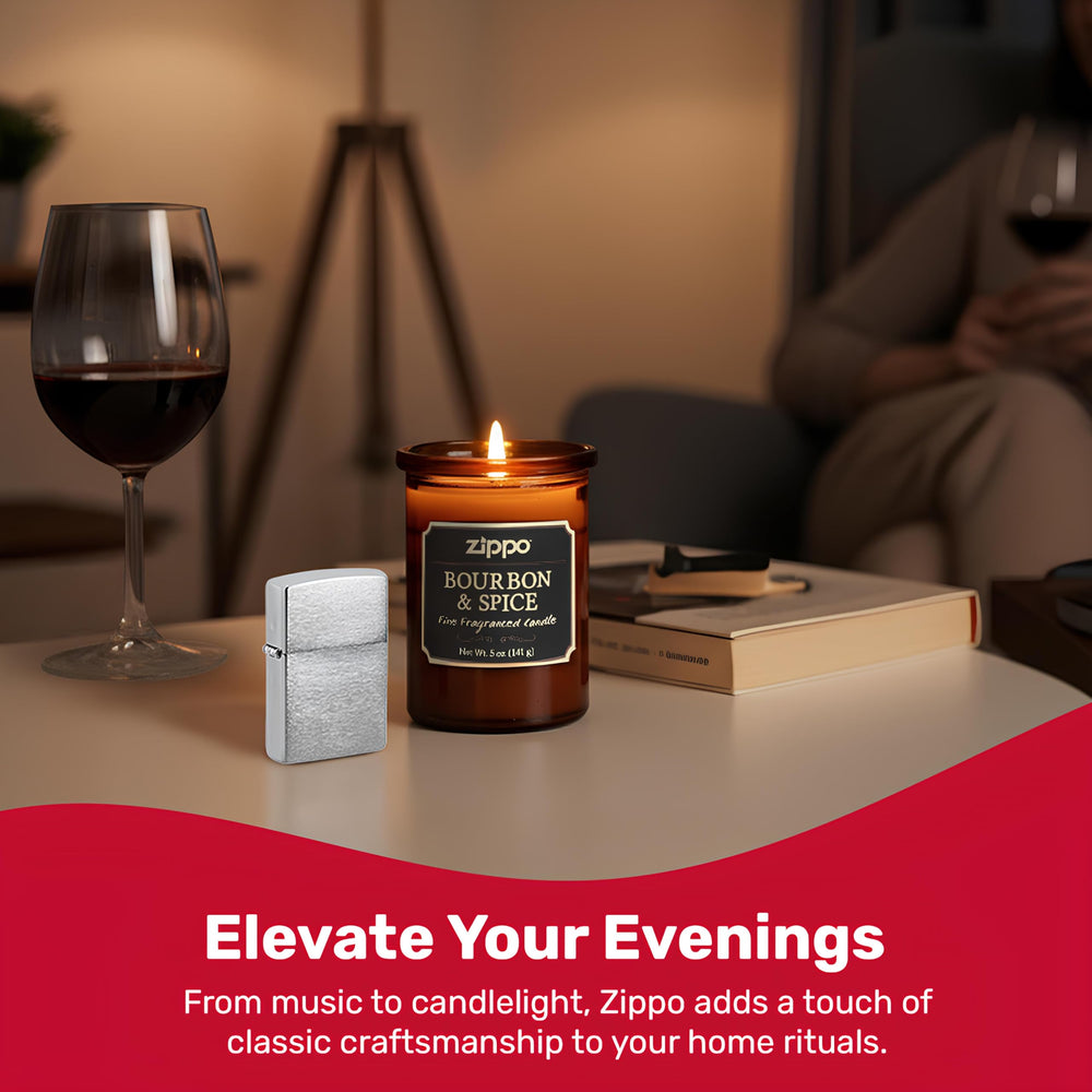 Zippo en mano para comparar tamaño y portabilidad diaria
