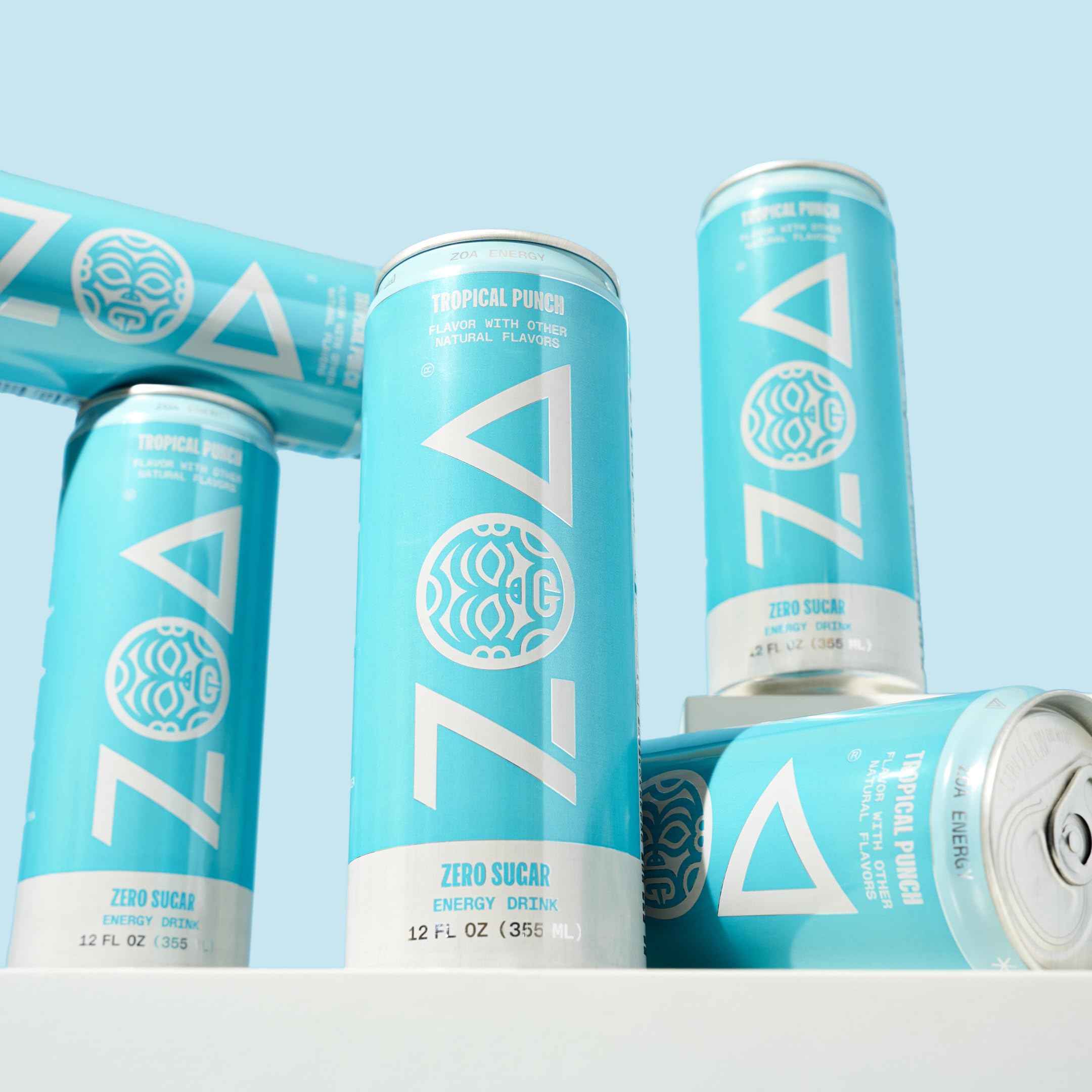 ZOA Tropical Punch lata en mano para transporte y conveniencia