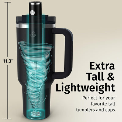 Zulay Kitchen batidor junto a taza para apreciar su tamaño compacto