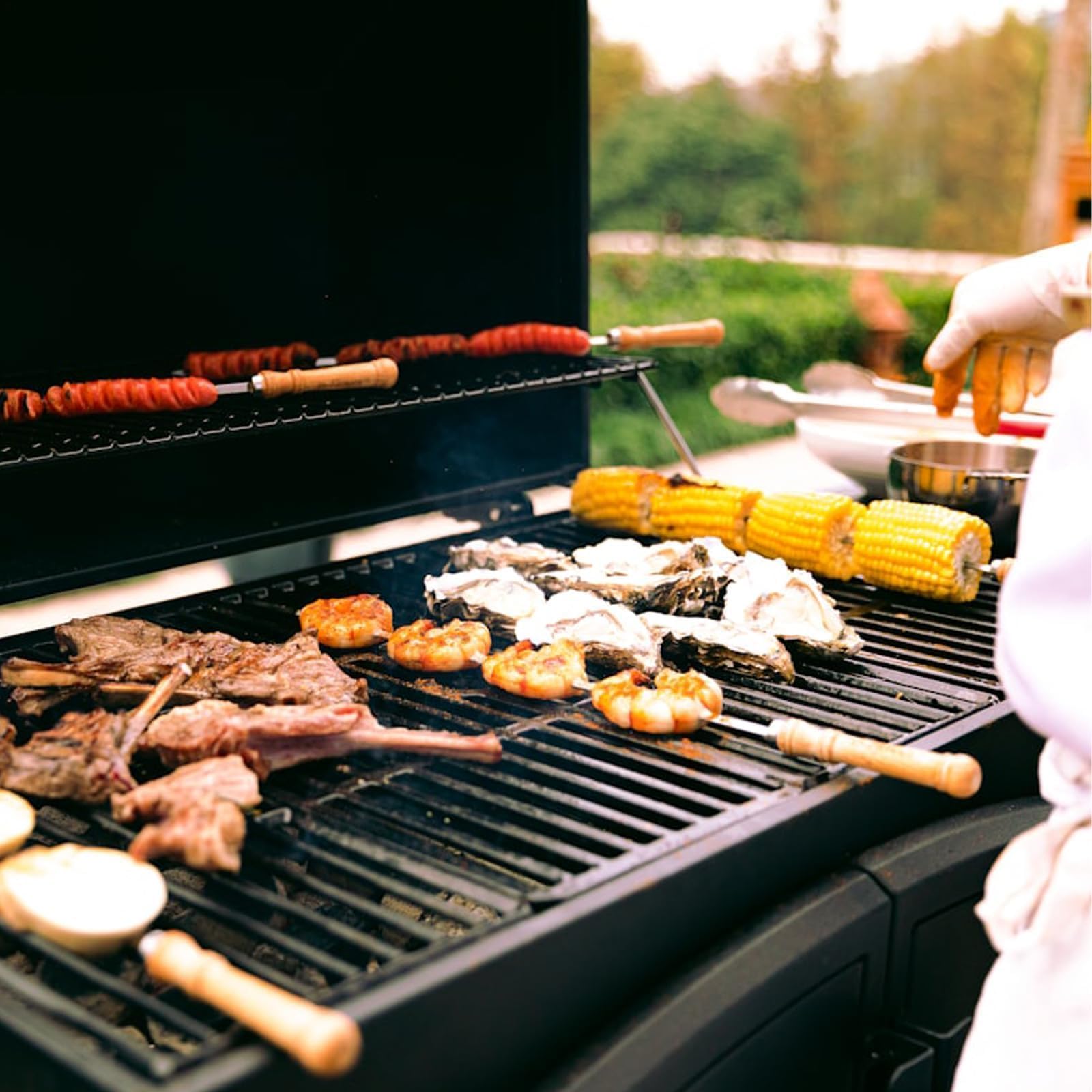 ZWYSLFCY cubeta instalada en parrilla Traeger para manejo seguro